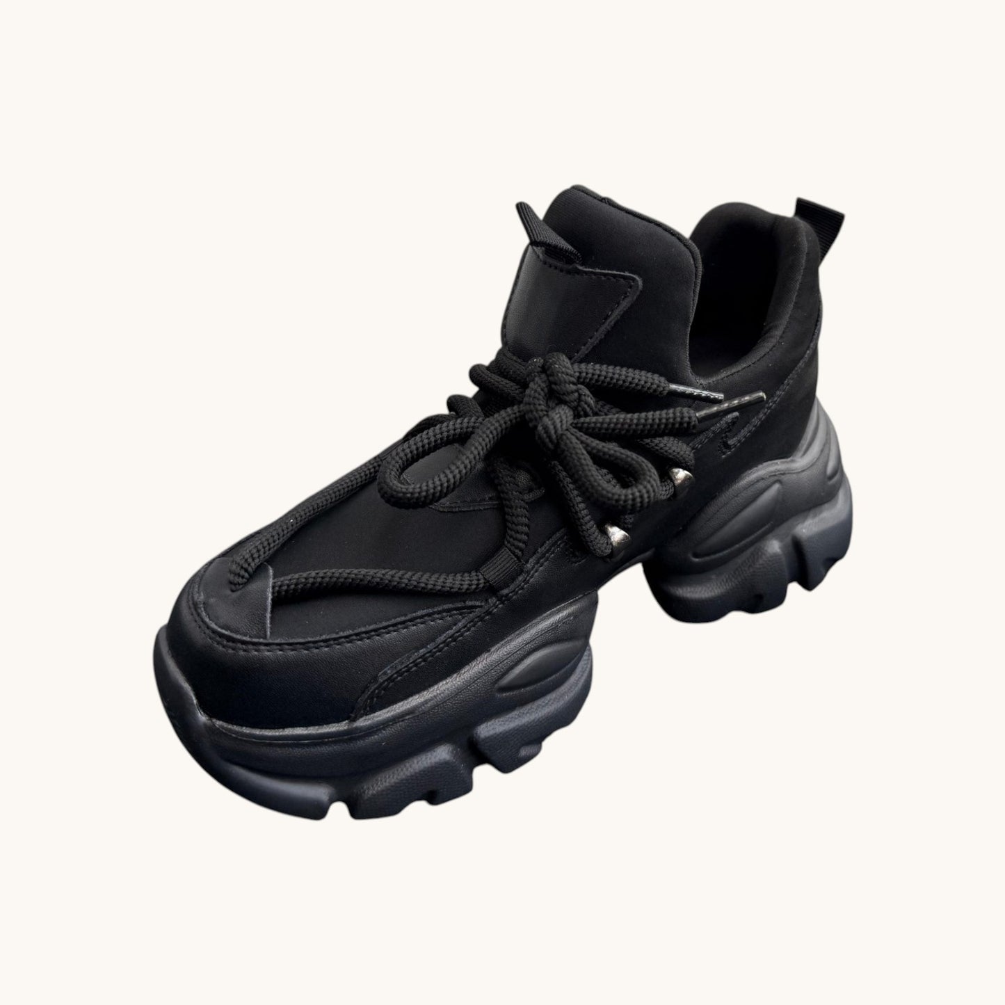 Zapatilla con detalle pasador delante