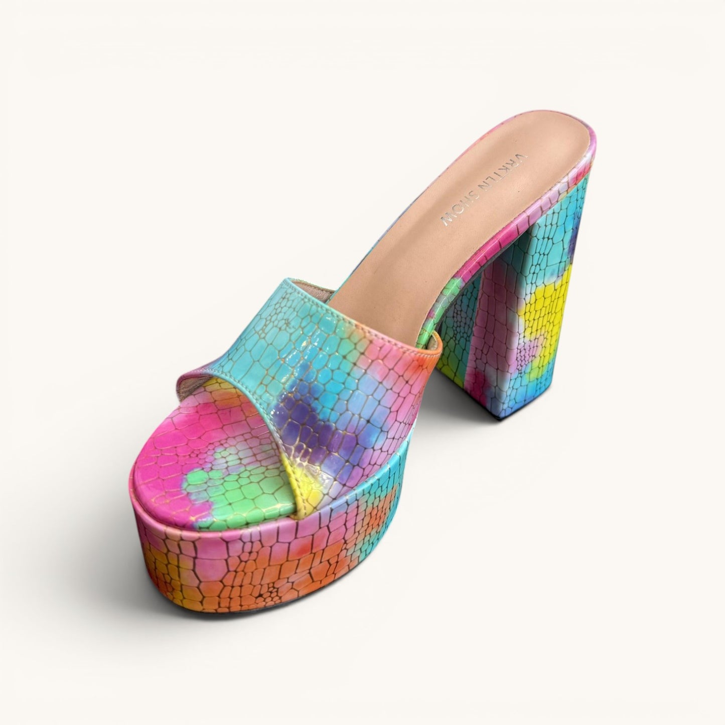 Tacon elegante con detalles únicos