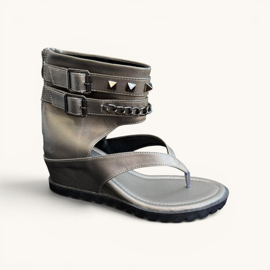 Bota Corta sandalia con detalles en metal