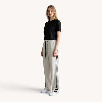 Buzo pantalon ancho con lineas laterales y piedritas