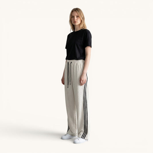 Buzo pantalon ancho con lineas laterales y piedritas