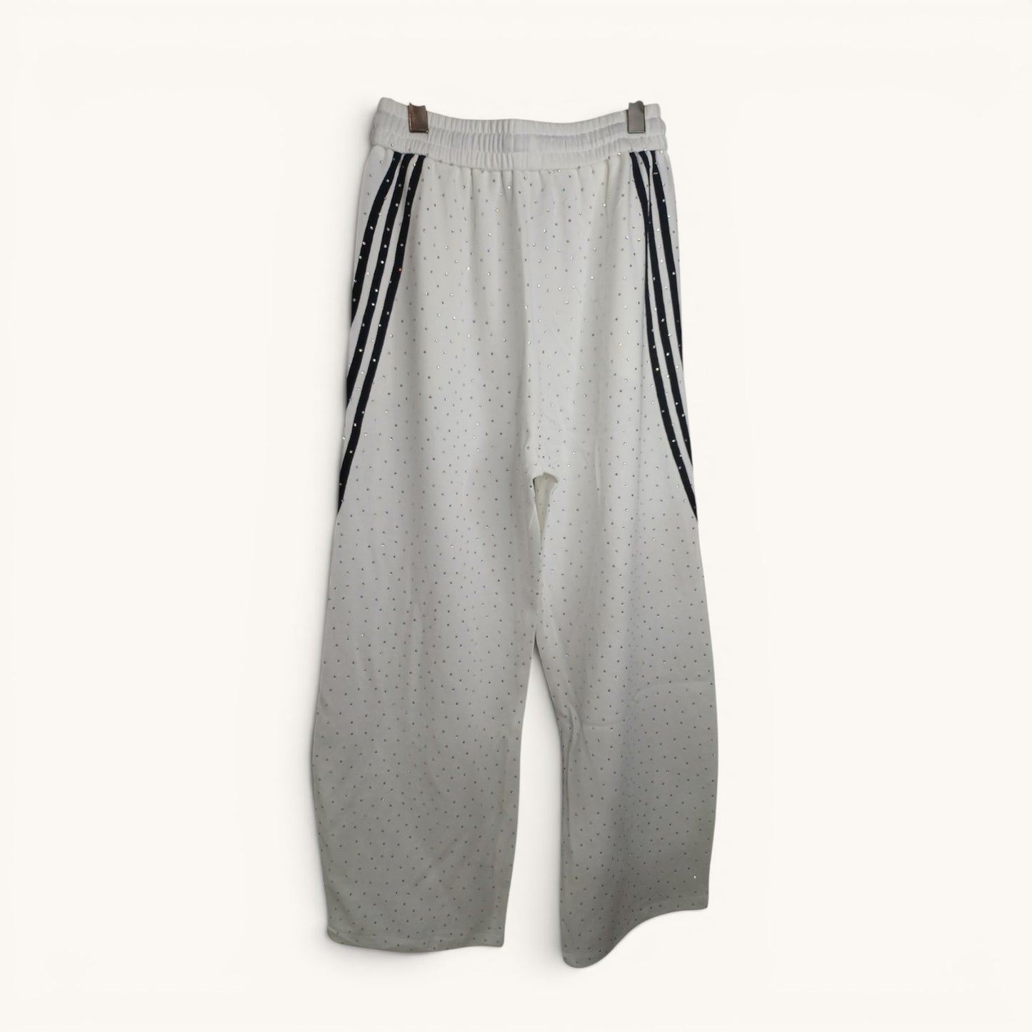 Buzo pantalon ancho con lineas laterales y piedritas