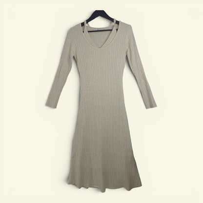 vestido color entero con detalles minimos