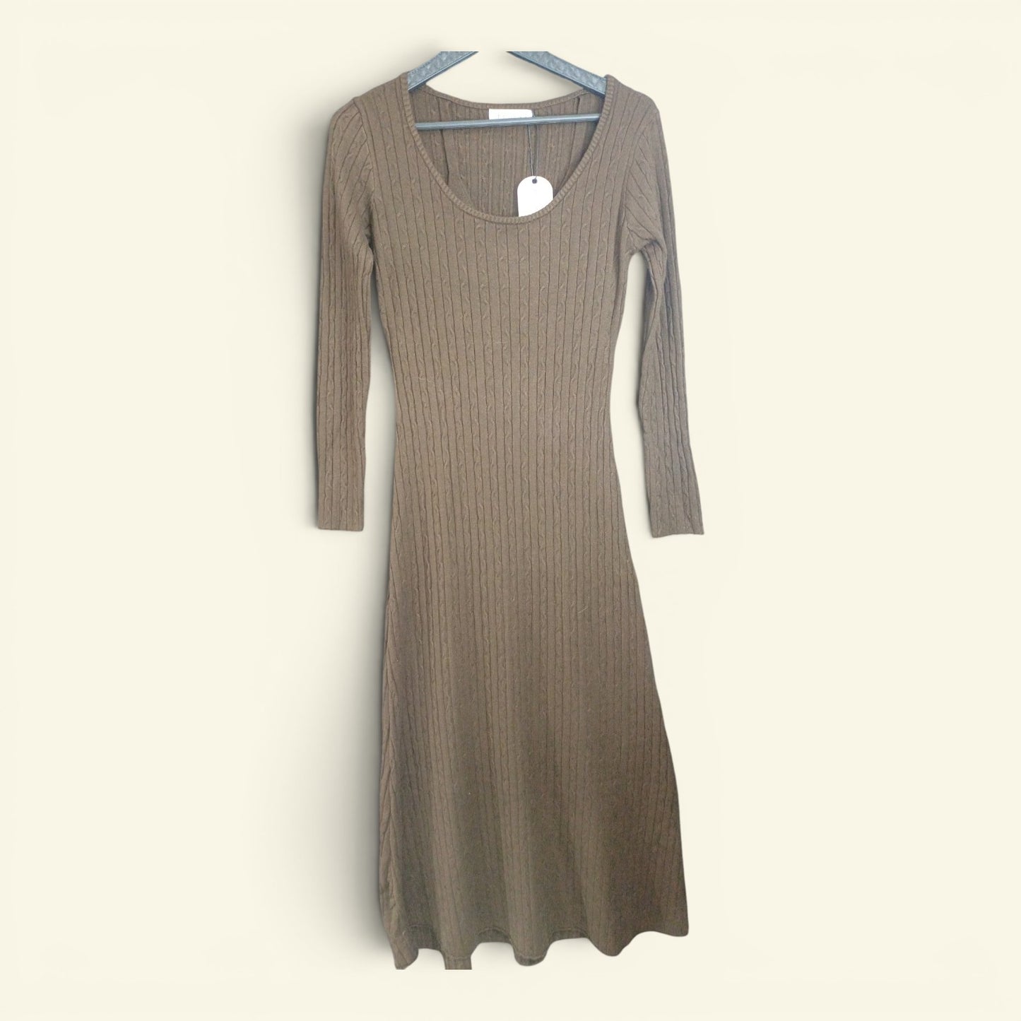 vestido color entero con detalles minimos