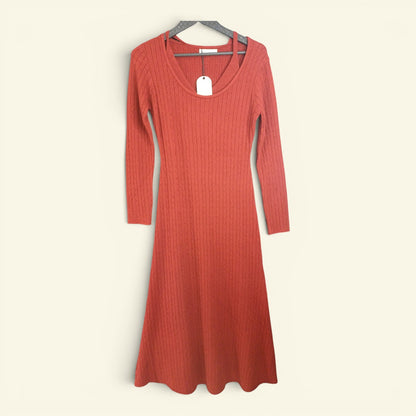 vestido color entero con detalles minimos