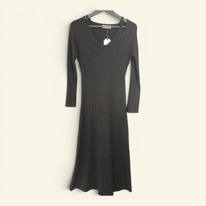 vestido color entero con detalles minimos