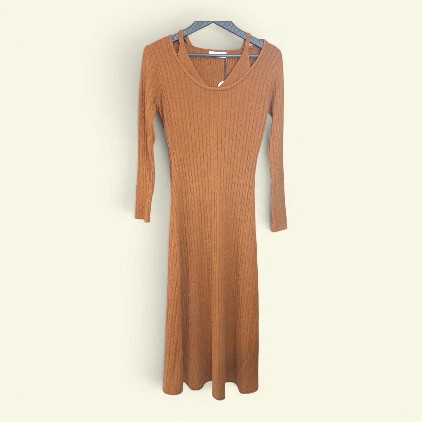vestido color entero con detalles minimos