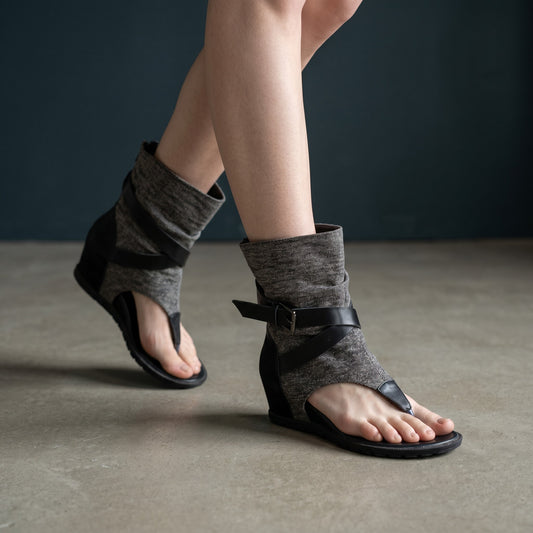 Bota Sandalia medio alto con correa