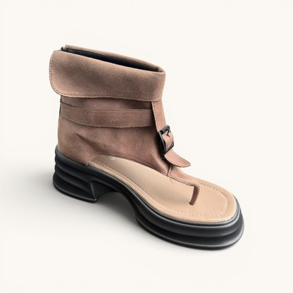 Bota corta con taquito y correa adelante