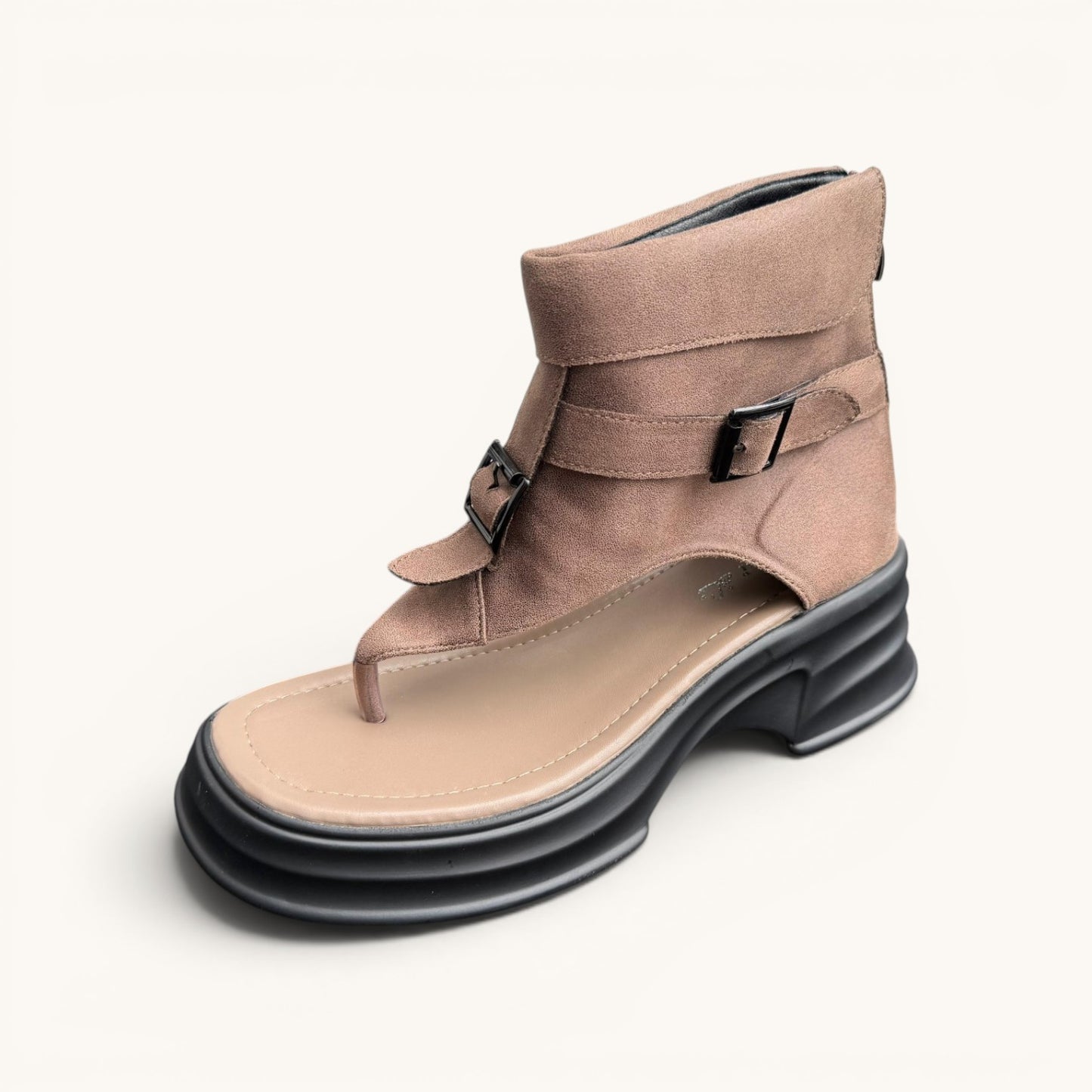 Bota corta con taquito y correa adelante