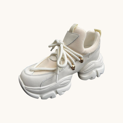 Zapatilla con detalle pasador delante