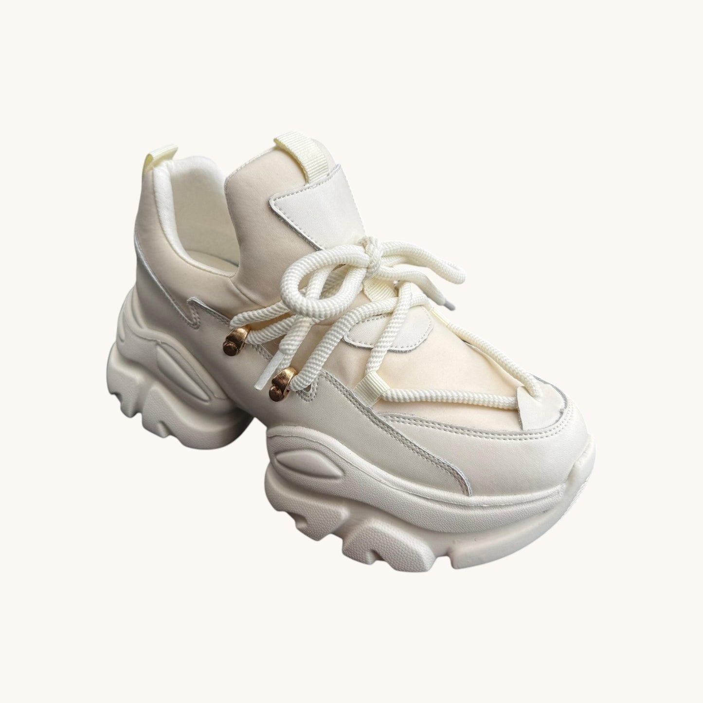 Zapatilla con detalle pasador delante