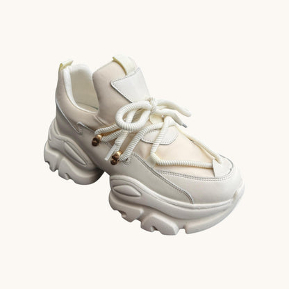 Zapatilla con detalle pasador delante