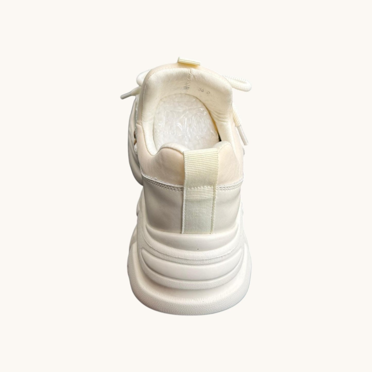 Zapatilla con detalle pasador delante