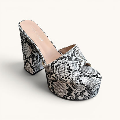 Tacon elegante con detalles únicos