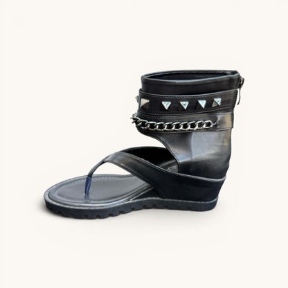 Bota Corta sandalia con detalles en metal