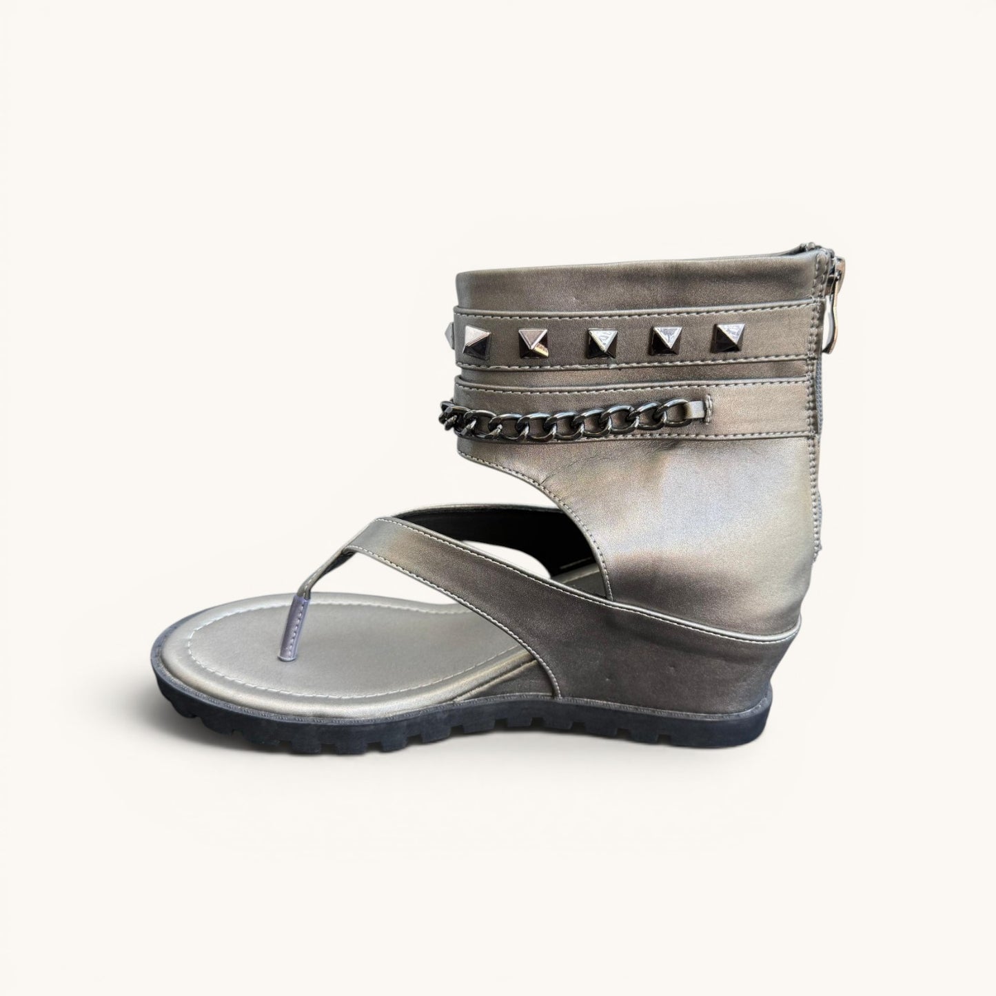 Bota Corta sandalia con detalles en metal