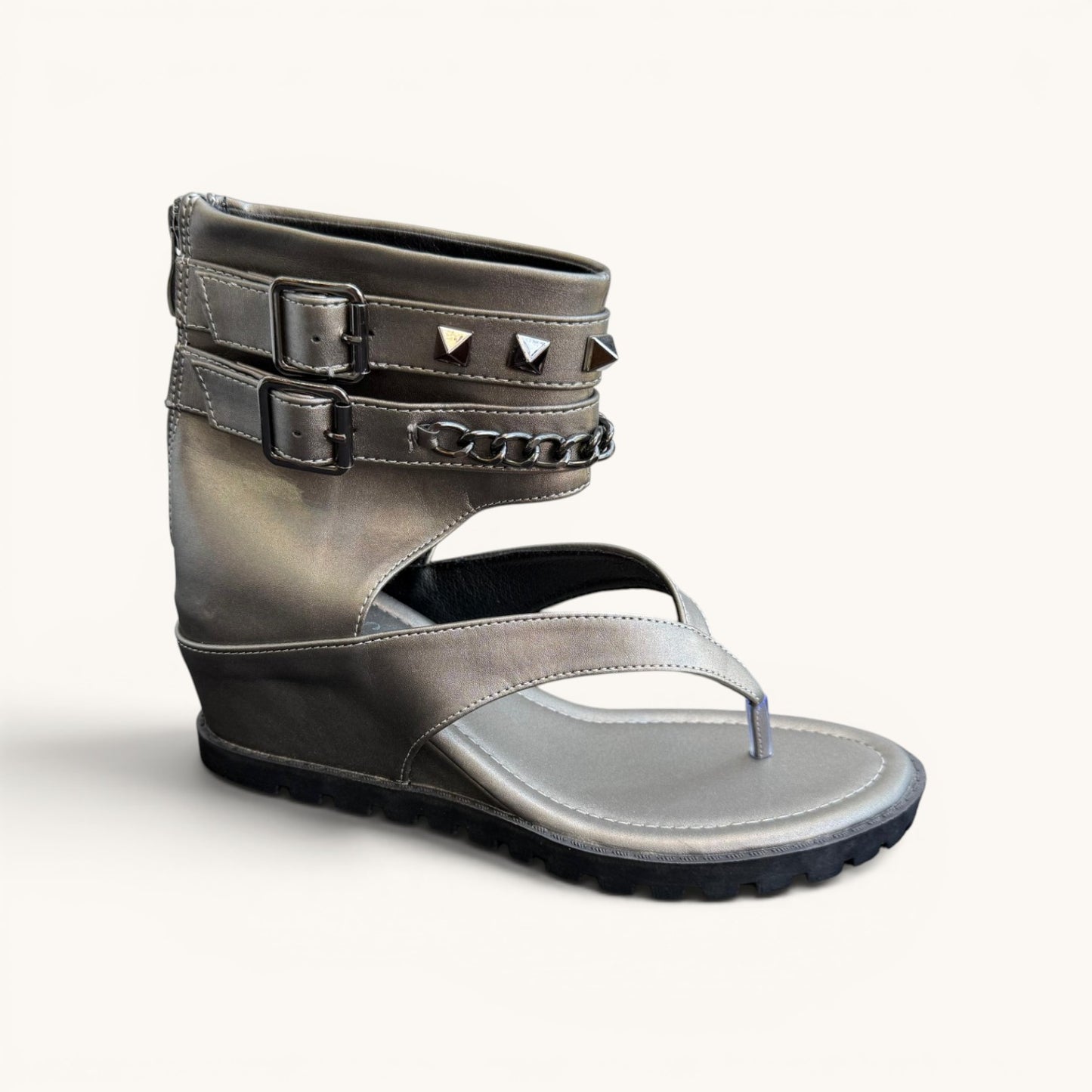 Bota Corta sandalia con detalles en metal