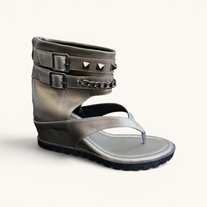 Bota Corta sandalia con detalles en metal