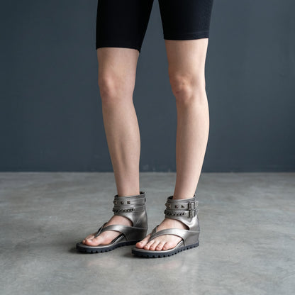 Bota Corta sandalia con detalles en metal